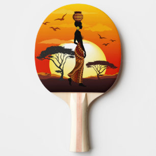 Raquete De Ping Pong A linda mulher africana Silhouette sobre os sóis a