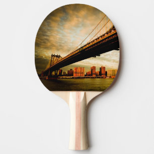 Raquete De Ping Pong A opinião da ponte de Manhattan do lado de
