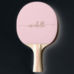Raquete De Ping Pong Assinatura com Nome Monograma Dourado Script Rosa<br><div class="desc">Raquete de Ping Pong Personalizada Rosa Glam Glamour Feminina Elegante Monograma Nome Assinatura Script. Estes desenhos apresentam seu primeiro nome em uma linda tipografia de assinatura com estilo de letra manuscrita e cauda swash (ou caligrafia) em cor dourada sobre um fundo rosa bebê ou rosa suave. Fácil de personalizar. Ótimo...</div>