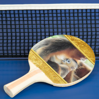 Raquete De Ping Pong Bebê macaco chupando leite materno.