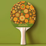 Raquete De Ping Pong Bloco de nome personalizado Padrão Floral Retroati<br><div class="desc">Um design floral ousado com tons coloridos de ouro, laranja e verde com um bloco de cores divertidas para adicionar seu nome ou qualquer texto. O padrão das flores loucas tem uma variedade de cores. Você pode adicionar um nome, um monograma ou outro texto personalizado. Se você precisar mover a...</div>