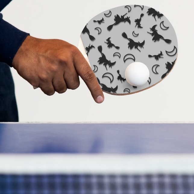 Raquete De Ping Pong Bruxa voadora entre meia lua na noite de Halloween (Insitu)