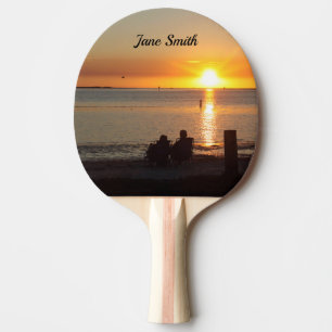 Raquete De Ping Pong Casal Sentado No Pino Pino Da Praia