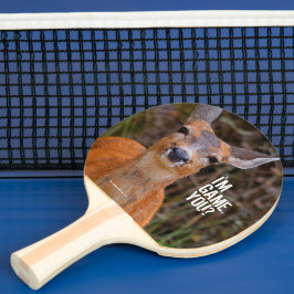 Raquete De Ping Pong Engraçado jovem Blacktail Deer sorri para o fotógr
