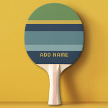 Raquete De Ping Pong Frente de faixa retrorativa Frente azul Vintage ve<br><div class="desc">Adicione o seu nome a este design masculino com faixas ousadas. Um design retrovisor com fonte inspirada nos anos 70 e um padrão mínimo. Todas as cores podem ser alteradas. Crie o seu e mude as cores para a sua combinação favorita.</div>