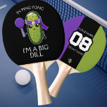 Raquete De Ping Pong Funny Big Dill Team Nome Número Preto Roxo Verde<br><div class="desc">Engraçado pingue-pongue com um picles ninja vestindo uma pulseira púrpura e segurando uma pá pega púrpura. Fundo preto,  verde e roxo com texto personalizável branco. Digite seu nome,  nome da equipe e número do jogador no verso. Excelente para torneios de tênis mesa.</div>