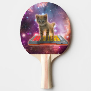 Raquete De Ping Pong Gato sobre sintetizadores no espaço