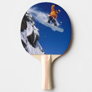 Raquete De Ping Pong Homem em uma prancha de snowboard saltando de uma