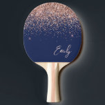 Raquete De Ping Pong Marinho Azul Rosa Dourado Blush Cor-de-rosa brilha<br><div class="desc">Marinho Azul e Rosa Dourado - Coletor de Pinos Pong com Nome de Pong Ping do Script Glitter Cor-de-rosa-reluzente. Isto faz o doce e perfeito aniversário de 16 anos, casamento, chá de panela, aniversário, chá de fraldas ou festa de solteira presente para alguém que ama luxo de luxo e estilos...</div>