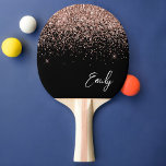 Raquete De Ping Pong Monograma Brilhante preto-Rosa Dourado, cor-de-ros<br><div class="desc">Preto e Rosa Dourado - Pino Pino Pino do Pino Pong do Script de Brilho Rosa Esbranquiçado com Nome do Monograma. Isto faz o doce e perfeito aniversário de 16 anos, casamento, chá de panela, aniversário, chá de fraldas ou festa de solteira presente para alguém que ama luxo de luxo...</div>