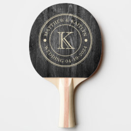 Raquete De Ping Pong Monograma de casamento em madeira escura desgastad