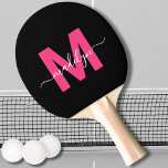 Raquete De Ping Pong Monograma de Nome Moderno Rosa<br><div class="desc">Crie Sua Própria Raquete de Ping Pong Personalizada com Monograma de Letra de Forma Moderna Preta e Rosa. Esta elegante raquete de ping pong feminina apresenta um monograma estiloso na frente com uma inicial rosa plana em um fundo preto elegante, combinado com um nome em letra cursiva branca clássica para...</div>