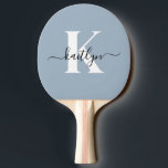 Raquete De Ping Pong Monograma de Script Azul Elegante Dusty<br><div class="desc">Esta simples e elegante pá azul pingue-pongue com o seu primeiro nome numa letra de texto de tendência a preto e a sua primeira inicial numa fonte moderna a branco é perfeita para si. É na moda e moda e,  no entanto,  muito clássico. É único,  como você!</div>