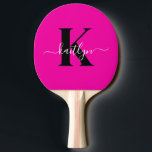 Raquete De Ping Pong Monograma de Script Preto Cor-de-Rosa Moderno<br><div class="desc">Este simples, elegante pântano rosa e preto pingue-pongue com o seu primeiro nome numa letra de texto de tendência em branco e o seu primeiro início numa letra moderna em boné a preto é perfeito para si. É na moda e moda e, no entanto, muito clássico. É único, como você!...</div>