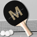 Raquete De Ping Pong Monograma do Nome Elegante Dourado do Elegante na<br><div class="desc">Crie Seu Próprio Na moda preto preto personalizado com nome de script Elegante Monograma Ping Pong Paddle. Este pá-pingue-pongue apresenta um monograma na moda na frente com uma inicial plana e dourada (nota: sem cintilador ou folha de alumínio) sobre um fundo preto elegante, emparelhado com um nome de script branco...</div>