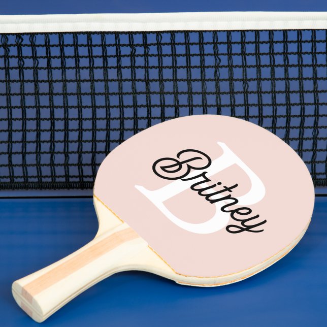 Raquete De Ping Pong Monograma Personalizado Moderno e Nome Pastel Rosa (Insitu)