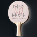 Raquete De Ping Pong na moda aniversário de 40 anos<br><div class="desc">design de na moda de aniversário de 40 anos de de brilho rosa. design monocromático de texto de script moderno. Parte de uma coleção.</div>