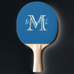 Raquete De Ping Pong Nome Branco do Teal Monograma Elegante<br><div class="desc">Este design, bonito e sofisticado, apresenta letras multi-cores únicas para o Monograma e o Nome — olhe atentamente e você verá por si mesmo. Isso é uma parte do que faz deste tipo quase um — para você mesmo ou como um presente especial. Quaisquer perguntas ou solicitações especiais de design,...</div>