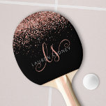 Raquete De Ping Pong Nome do Monograma do Glitter Glitter Cor-de-Rosa r<br><div class="desc">Glitter Dourado,  Monograma Elegante Monograma Ping Pong Paddle. Personalize facilmente este design de pingue-pongue de pingue-pongue em moda com elegante brilho rosa de ouro em fundo preto. O design apresenta seu monograma manuscrito com espirais bonito e seu nome.</div>