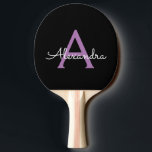 Raquete De Ping Pong Nome do Monograma Girly de Script Preto Roxo<br><div class="desc">Nome do Monograma do Script Preto e Roxo Ping Pong Paddle. Isto faz o doce e perfeito aniversário de 16 anos,  casamento,  chá de panela,  aniversário,  chá de fraldas ou festa de solteira presente para alguém que ama luxo de luxo e estilos quíticos.</div>