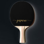 Raquete De Ping Pong Nome Personalizado Moderno em Grafite Script Doura<br><div class="desc">Raquete de Ping Pong personalizada com nome em monograma feminino preto e dourado. Estes desenhos apresentam seu primeiro nome em uma linda tipografia de assinatura com estilo de letra manuscrita com cauda ornamentada (ou caligrafia) em preto e dourado. São fáceis de personalizar. Ótimo presente feminino e elegante para aquecimento de...</div>