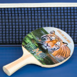 Raquete De Ping Pong Olhos de Humor no Monograma do Tigre de Bola Inici<br><div class="desc">Este tigre tem uma mensagem de excelente — mantenha esses olhos na bola e você ficará fora de problemas ou perigos,  neste caso. Qualquer pergunta sobre o design apenas envie um e-mail para charmdesignstudio@rcn.com e ficaremos muito satisfeitos em ajudá-lo. Imagem do rosto de Tiger por Andreas Breitling,  de Pixabay</div>