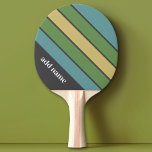 Raquete De Ping Pong Padrão de faixa retroativa cinza azul verde - Nome<br><div class="desc">Um design de faixa colorida, retrô, com fundo de cinza escuro. As faixas são azuis, verdes, amarelas e de cor cinza. Adicione o seu nome ou monograma para fazer disto um remo pessoal que se destacará entre os seus amigos. O nome é uma fonte de tendência em um tamanho branco...</div>