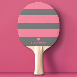 Raquete De Ping Pong Padrão Linear Cor-de-Rosa Negrito Moderno com Cora<br><div class="desc">Um design mínimo com grandes faixas e um lugar para adicionar seu nome. Um pequeno coração está incluído logo acima da área do monograma. Um design ousado,  mas mínimo,  com uma área opcional para adicionar texto.</div>