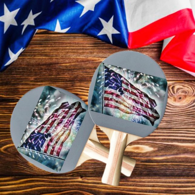 Raquete De Ping Pong Plano de fundo do Fireworks (This Fireworks Backdrop Ping Pong Paddle, should get you in a patriotic mood, as you play the game!)