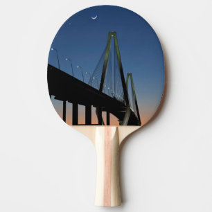 Raquete De Ping Pong Ponte do Jr. de Arthur Ravenel no crepúsculo