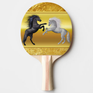 Raquete De Ping Pong Preto e um cavalo branco que estão lutando