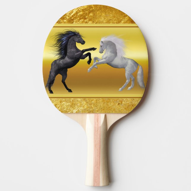 Raquete De Ping Pong Preto e um cavalo branco que estão lutando (Frente)