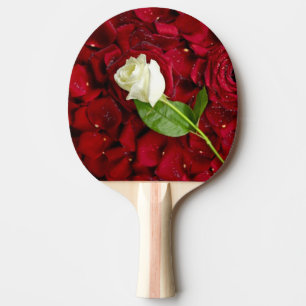 Raquete De Ping Pong Rosa branco nas pétalas vermelhas