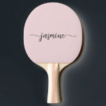 Raquete De Ping Pong Rosa Moderno Personalizado Nome Assinatura Script<br><div class="desc">Raquete de Ping Pong Personalizada com Nome Monograma Rosa Blush Feminino Glam Glamour. Esses desenhos apresentam seu primeiro nome em uma linda tipografia de assinatura de estilo de letra manuscrita com cauda swash (ou caligrafia) em rosa blush ou rosa poeirento. São fáceis de personalizar. Ótimo presente feminino e elegante para...</div>