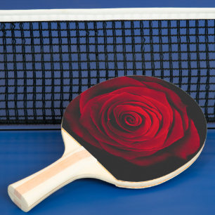 Raquete De Ping Pong Rosa vermelha no efeito de vintagem em fundo preto