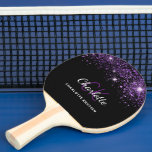 Raquete De Ping Pong Sinais de monograma de poeira roxa-preta<br><div class="desc">Um fundo preto elegante. Decorado com pó de brilho púrpura. Personalize e adicione seu primeiro nome,  iniciais do monograma e nome do cheio. O nome é escrito com um script de estilo manuscrito.</div>