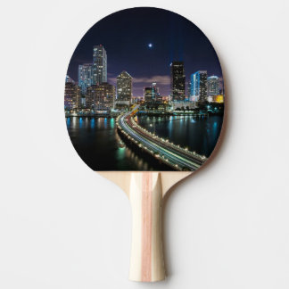 Raquete De Ping Pong Skyline da cidade de Miami com a ponte na noite