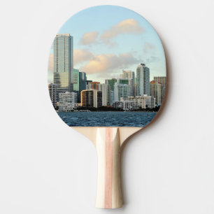 Raquete De Tênis De Mesa Arranha-céus de Miami contra o céu claro largo