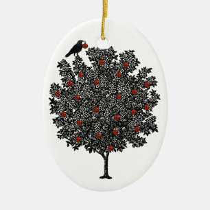 Raven Decora Árvore De Natal Com Ornamentos Vermel