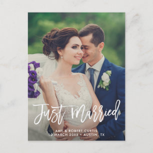Recem casados cartão postal de anúncio de casame