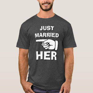 Recem casados-o com a camisa marcada para recém-ca