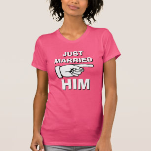 Recem casados-o com a camisa marcada para recém-ca