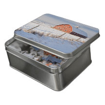 Red Barn na paisagem coberta por neve