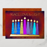 Red Hanukkah vela paz amor leve Dourado<br><div class="desc">"Paz, amor e luz." Uma ilustração lúdica, moderna e artística das velas de padrão de feto em uma menorah ajuda você a lançar no feriado de Chanucá. Velas azuis cortadas com padrões coloridos de folha de ouro real, chamas reais de folha de ouro e menorah, cobrem um fundo rico, profundamente...</div>