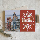 Red Holly Jolly Natal | Cartão com fotos de férias<br><div class="desc">Cartão com fotos de feriado personalizável com flocos de neve brancos brancos e brancos em fundo vermelho. Outras cores e itens semelhantes estão disponíveis na minha loja. "Holly Jolly Natal!"</div>