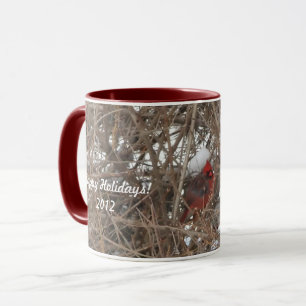Red Male Cardinal em Caneca de Neve no inverno