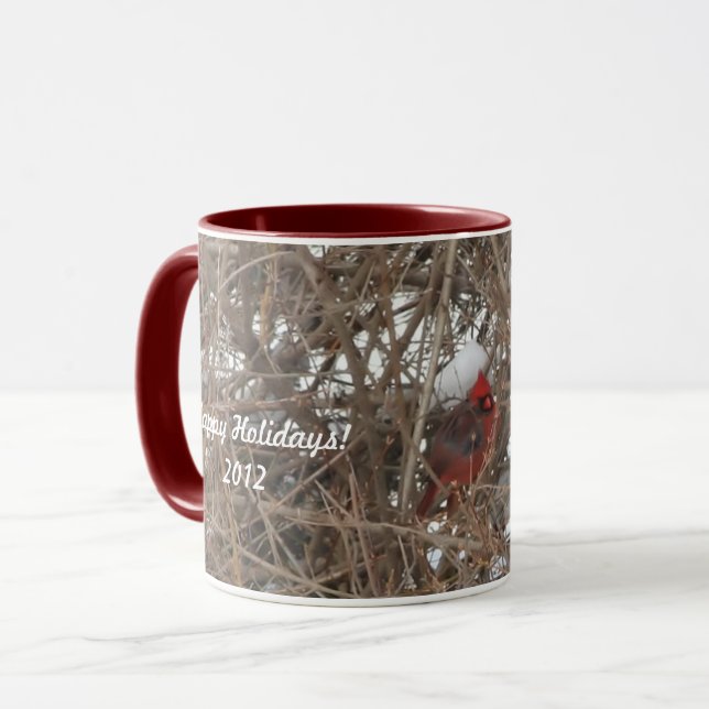 Red Male Cardinal em Caneca de Neve no inverno (Frente Esquerda)
