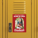 Red White Class of 2024 Photo Graduation Magnet<br><div class="desc">Este moderno ímã de lançamento de formando personalizado de mais velho vermelho e branco apresenta seu nome de segundo grau ou de faculdade para a classe de 2024. Personalize com seu nome sob o chic, o script manuscrito em negrito e o boné formando preto para um cartão magnético de graduação...</div>