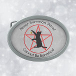 Red Witagram Black Cat Star na Cinza<br><div class="desc">Esta fivela de cinto tem um pentagrama vermelho em um símbolo vermelho de círculo com um gato preto segurando uma estrela dourada em cinzas leves. Personalize o texto que não pode ser banido com os modelos.</div>