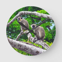 Redondo Dois Macacos Verdes Sentados No Relógio De Impress
